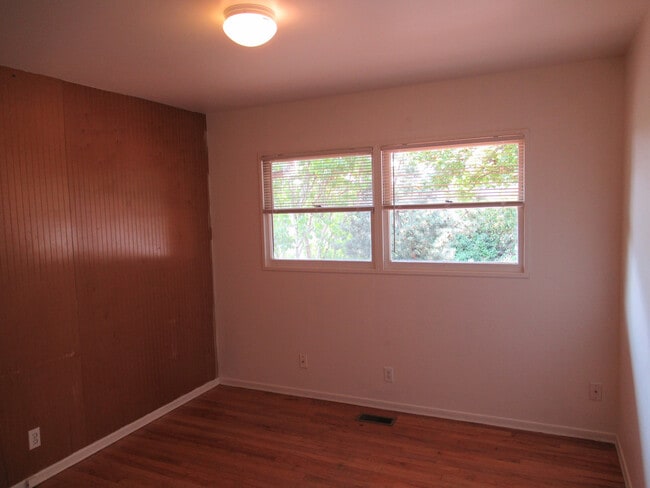 Building Photo - Three Bedroom Home in South Salem