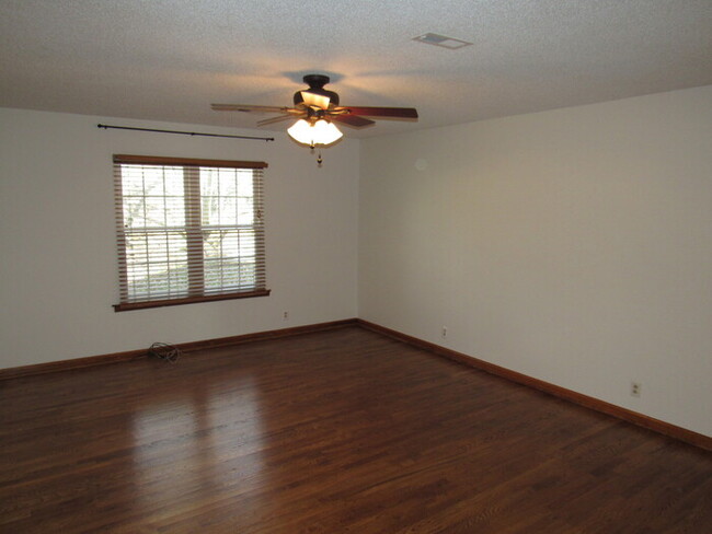 Building Photo - Huntington Ridge condo- one level!