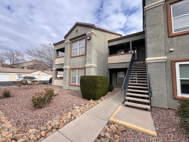 Building Photo - 2nd Floor 2 Bedroom Condo in Gated Community