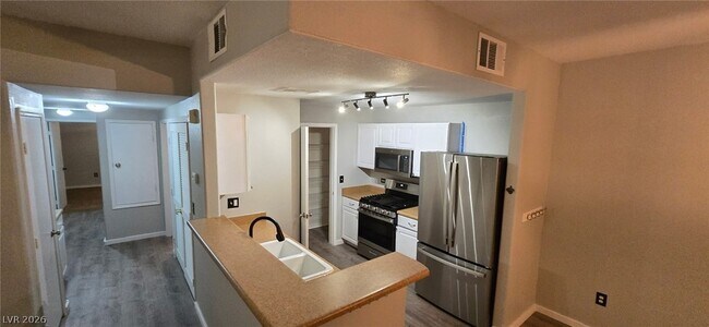 Building Photo - 8250 N Grand Canyon Dr