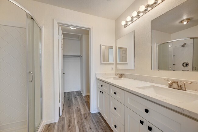 Building Photo - "Charming 2-Bed, 2-Bath Condo Retreat in Centennial"