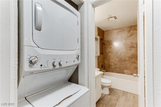 Building Photo - 510 Elm Dr