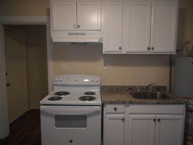 Building Photo - Recently Renovated 2 Bedroom 1 Bath Home