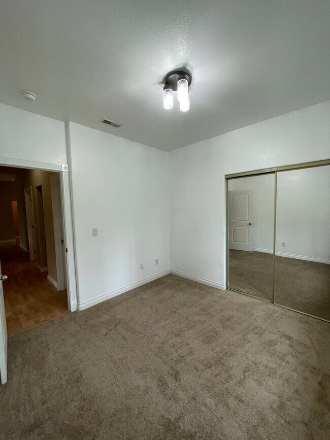 Building Photo - Beautiful 3 Bedroom Single Family Home With 2 Car Garage!