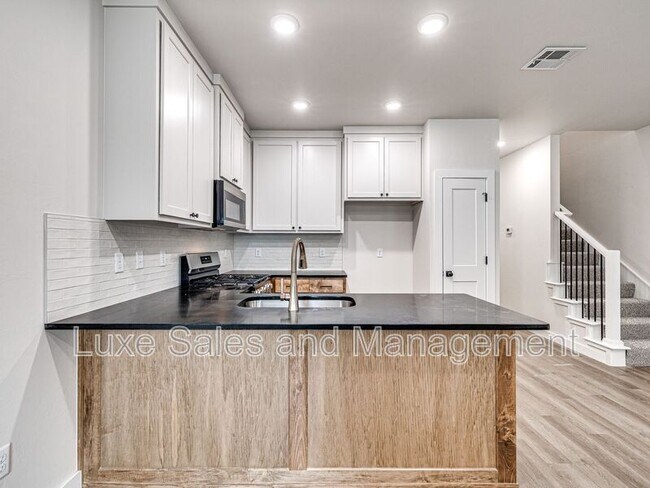 Building Photo - 618 W 2nd St