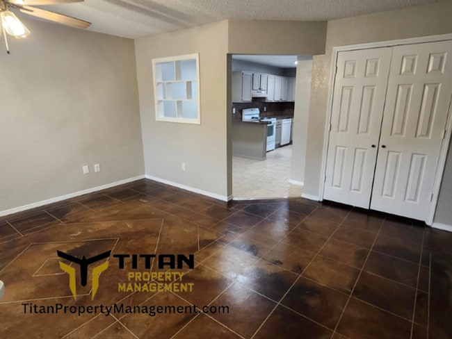 Building Photo - 2bed/2bath End-Unit Apartment with Fenced Yard