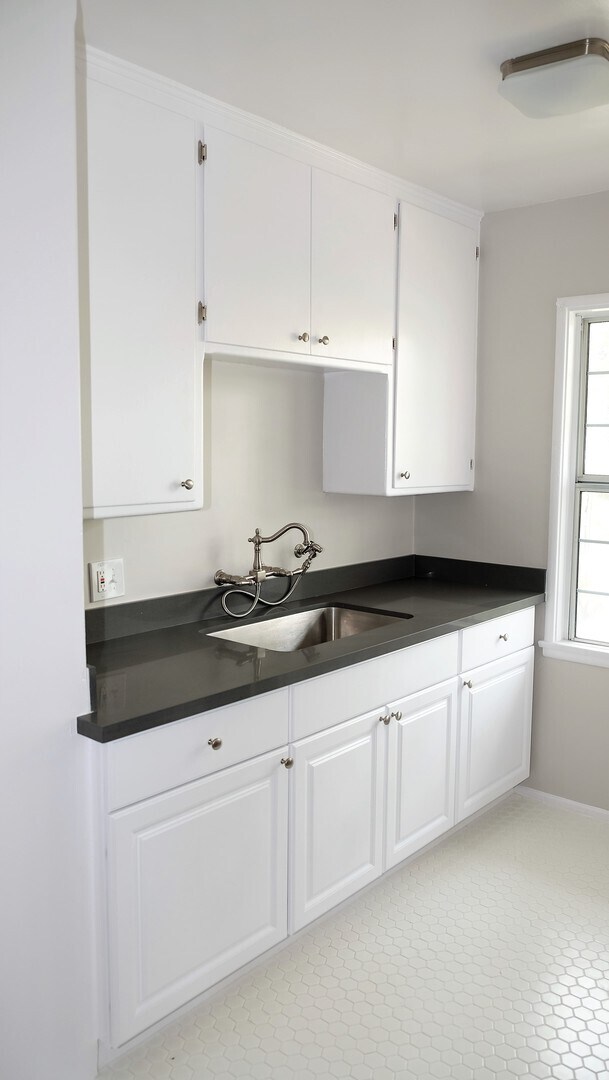 Building Photo - Spacious, modern, and bright! Love at first sight