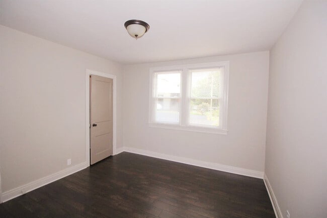 Building Photo - 2203 Ravenwood Dr