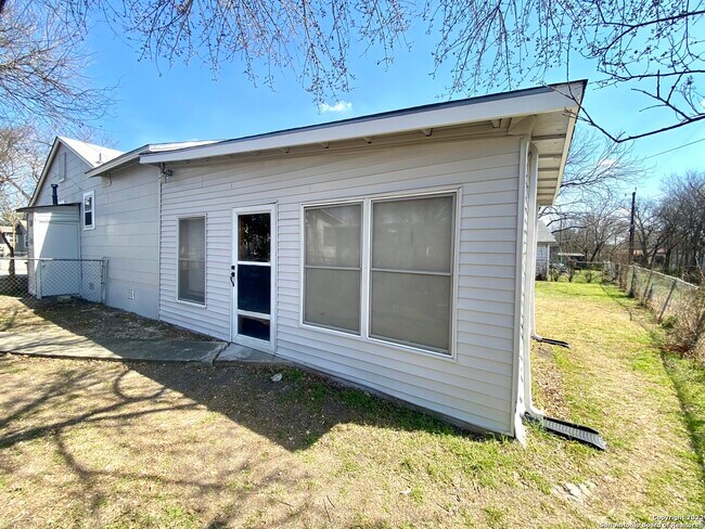 Building Photo - 178 Sweetbriar Ave