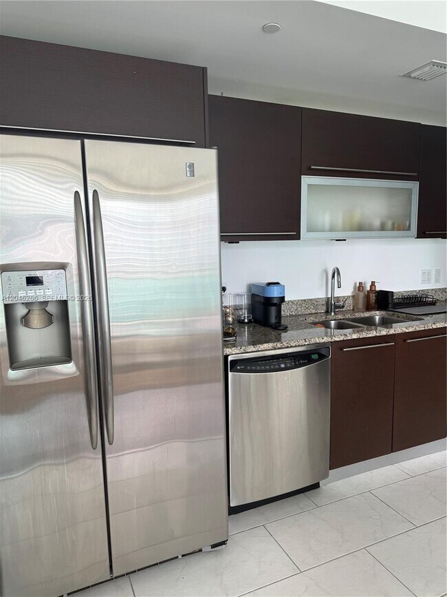 Building Photo - 950 Brickell Bay Dr