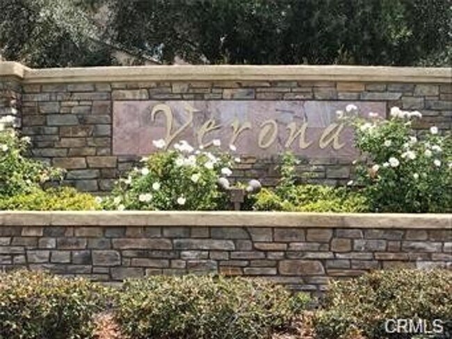 Building Photo - Upper Unit 2 Bedroom Condo in Gated Commun...