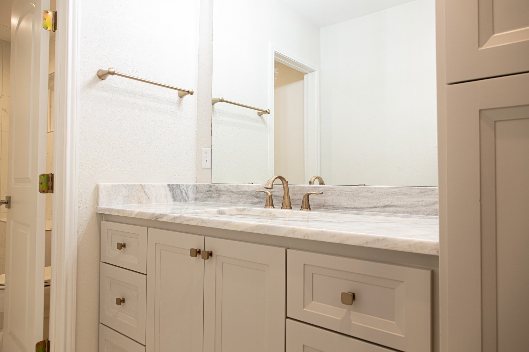 4th bathroom - 3619 Braeswood S Blvd