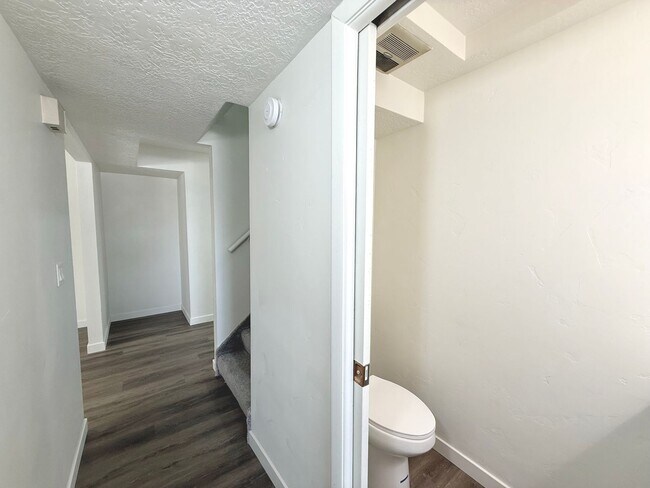 Building Photo - Open House June 20th | 3 Bedroom Townhome in Holladay