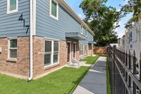 Building Photo - Beautiful LaPlace Townhome