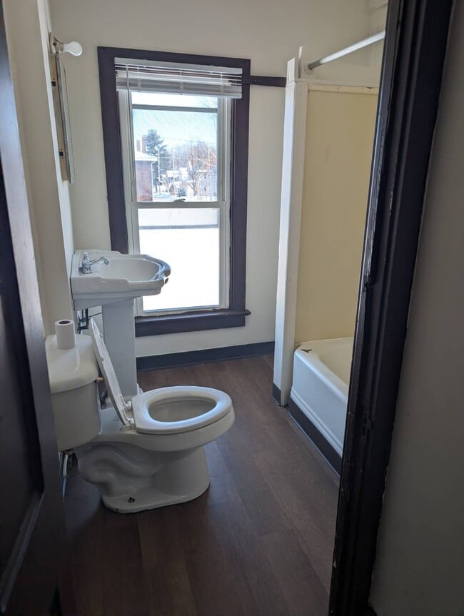 Building Photo - 210 E Cambridge St