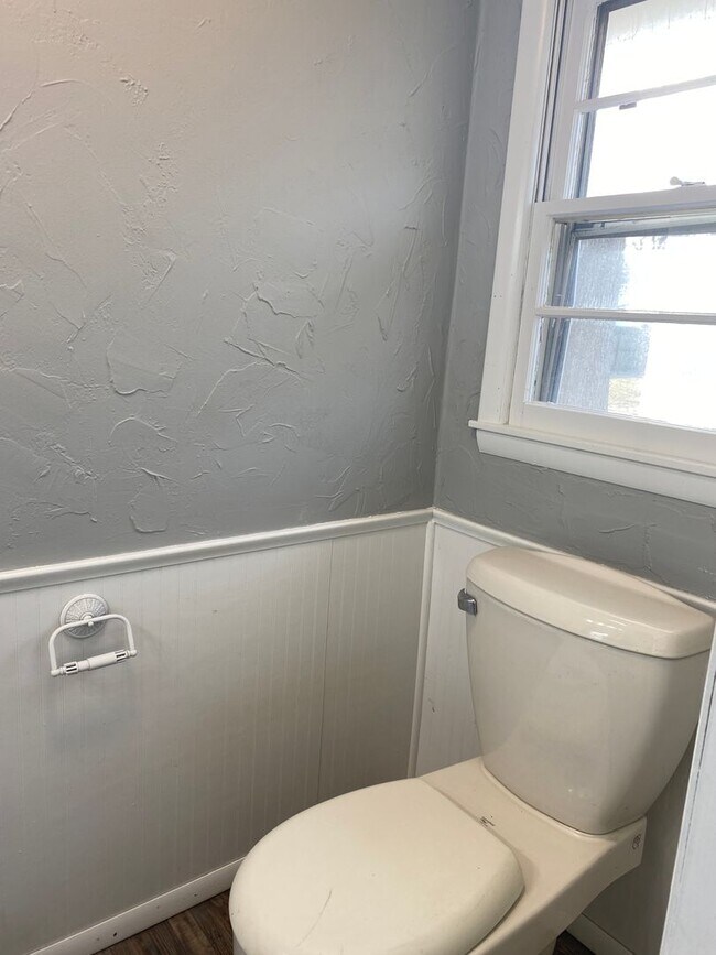 Building Photo - 3 bedroom/1.5 bathroom house/2 car garage