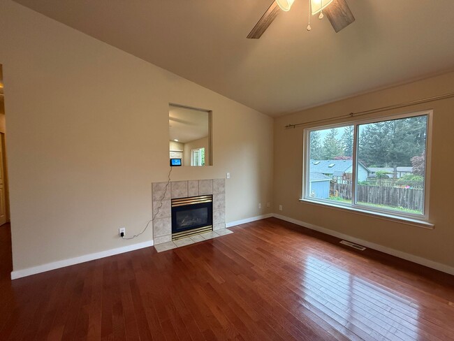 Building Photo - Beautiful Split-Entry 4 Bed 3 Bath Home Fully Fenced Yard