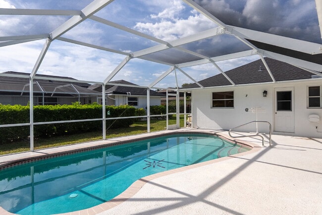 Building Photo - "Spacious 3-Bedroom Pool Home with 2 Baths & 2,075 Sq. Ft. of Comfort in Venice, FL!"