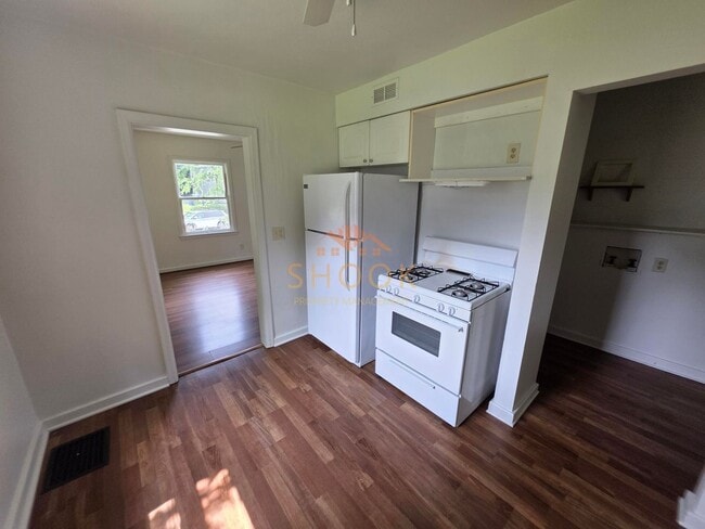 Building Photo - Cute 2 Bedroom Home Close to Downtown