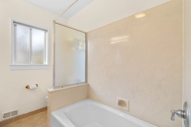 Building Photo - Upper Dimond/Lincoln Highlands Wonderful Craftsman Home!