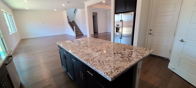 Building Photo - Stunning home with luxurious wood floor and beautiful spacious yard