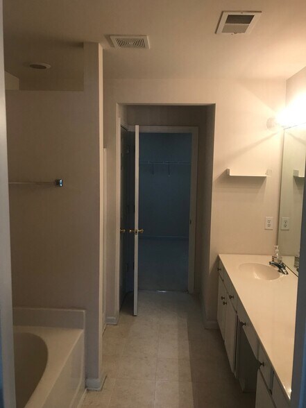 Building Photo - 8829 Ormeau Dr