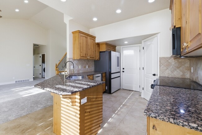 Building Photo - 6709 Avery Ave
