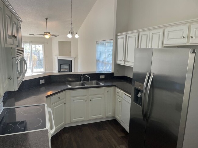 Building Photo - Cozy Two Bedroom Condo Close to Ft. Jackson!