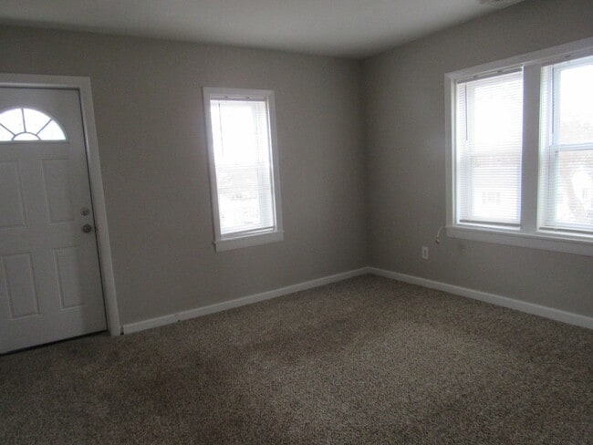 Building Photo - Dracut Beautiful 5 Bedroom Apartment Ready for Occupancy!!
