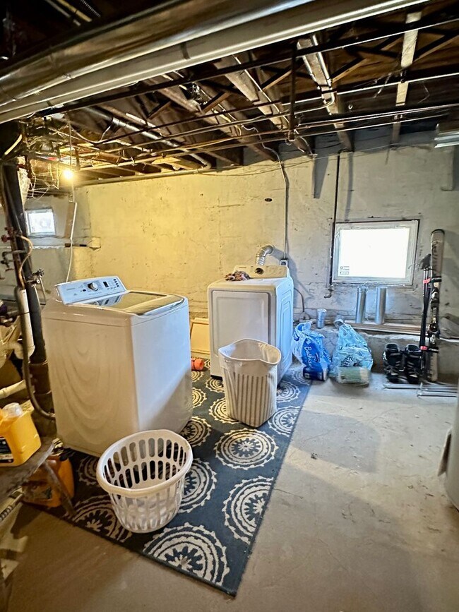 Building Photo - The Perfect 2bed/1bath with Porch, Private...
