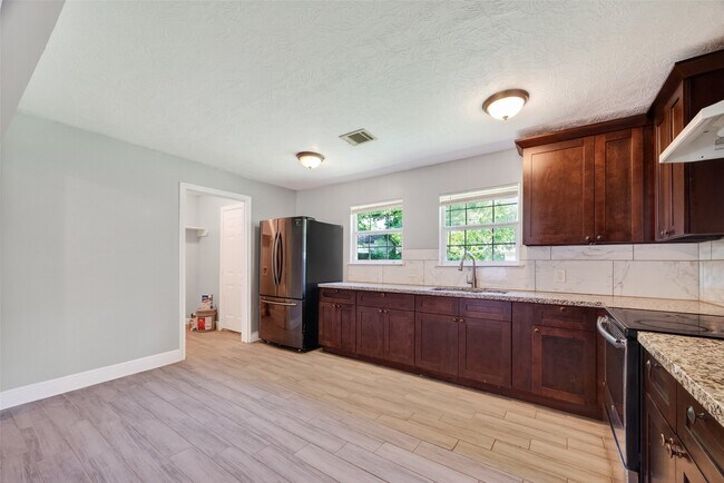 Building Photo - 3031 Groton Dr