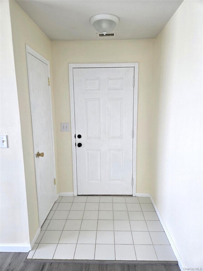 Building Photo - 868 Birchwood Park Dr
