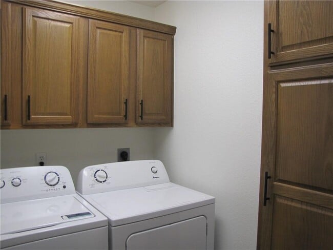 Building Photo - 70 Merritt Dr