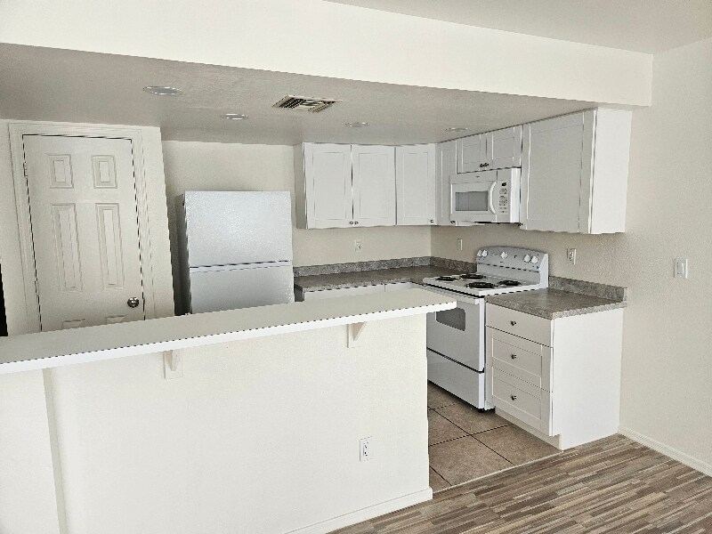 Building Photo - 3440 Sunriver Rd