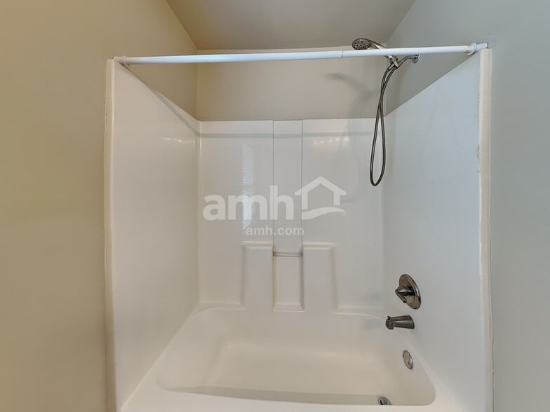 Building Photo - 148 Crescent Woode Dr