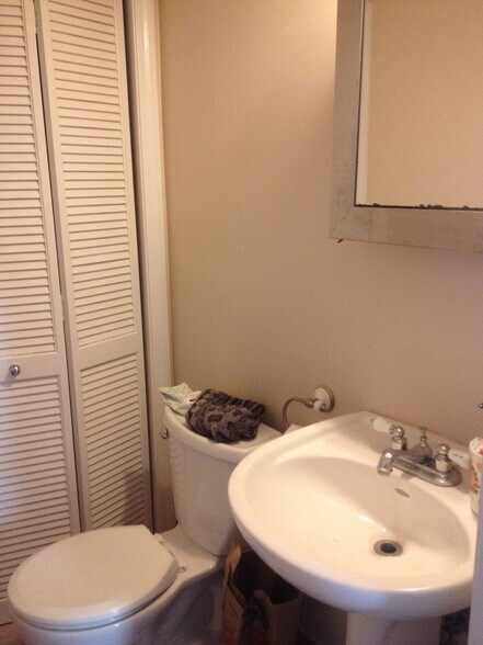 Building Photo - 30 Circuit St