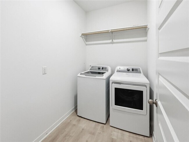 Building Photo - 4011 Aryana Ave