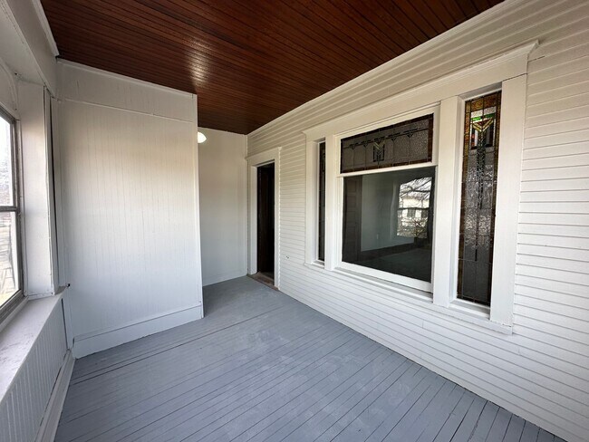 Building Photo - Newly Renovated 2 bedroom/1 bath Apartment!