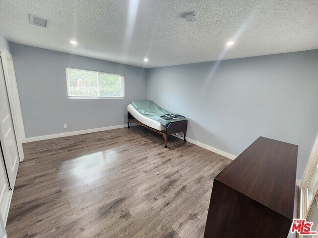 Building Photo - 11665 Babbitt Ave