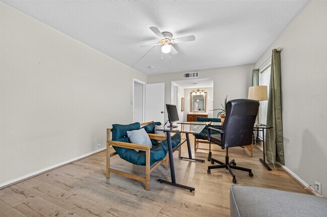 Building Photo - 3303 W Greenridge Dr