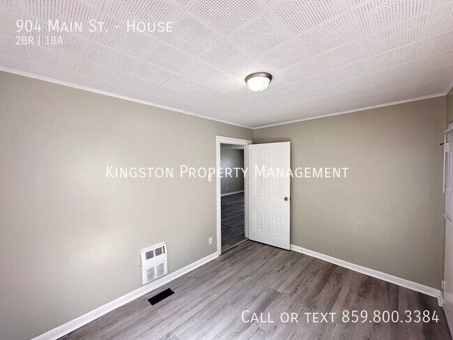 Building Photo - 904 Main St