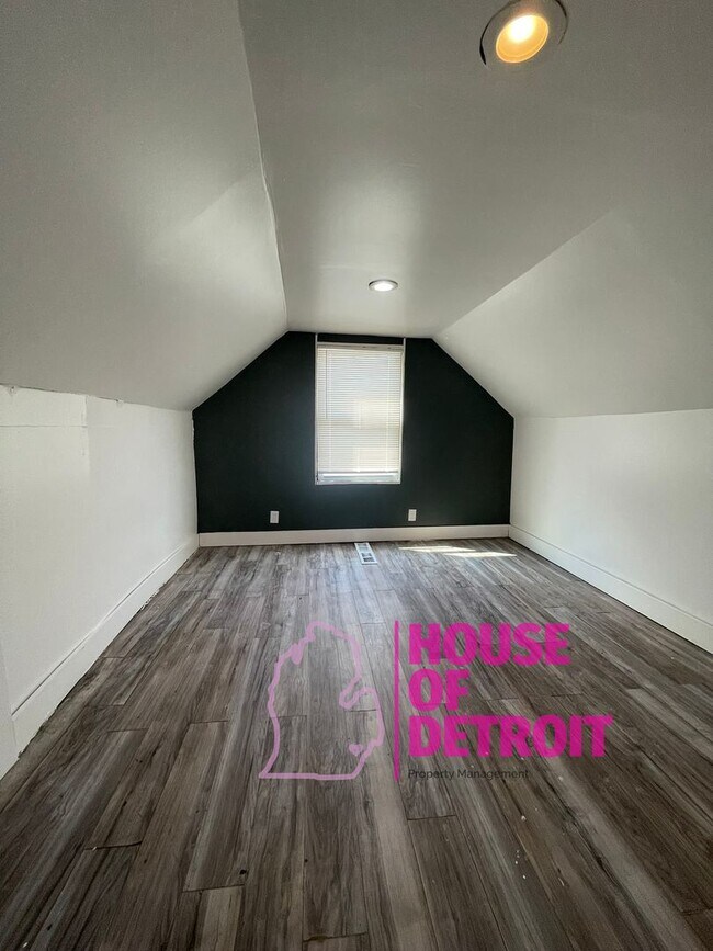 Building Photo - Summer Special~ 3 BEDROOM 1 BATH BUNGALOW ...