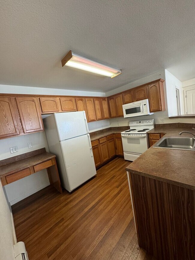 Building Photo - 3BD/2BA New Castle Apartment | 2-Car Garage| 1 Month FREE