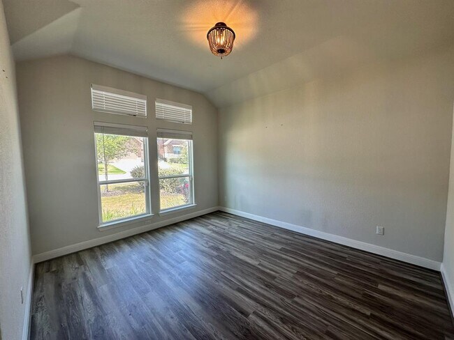 Building Photo - 240 Brentwood Dr