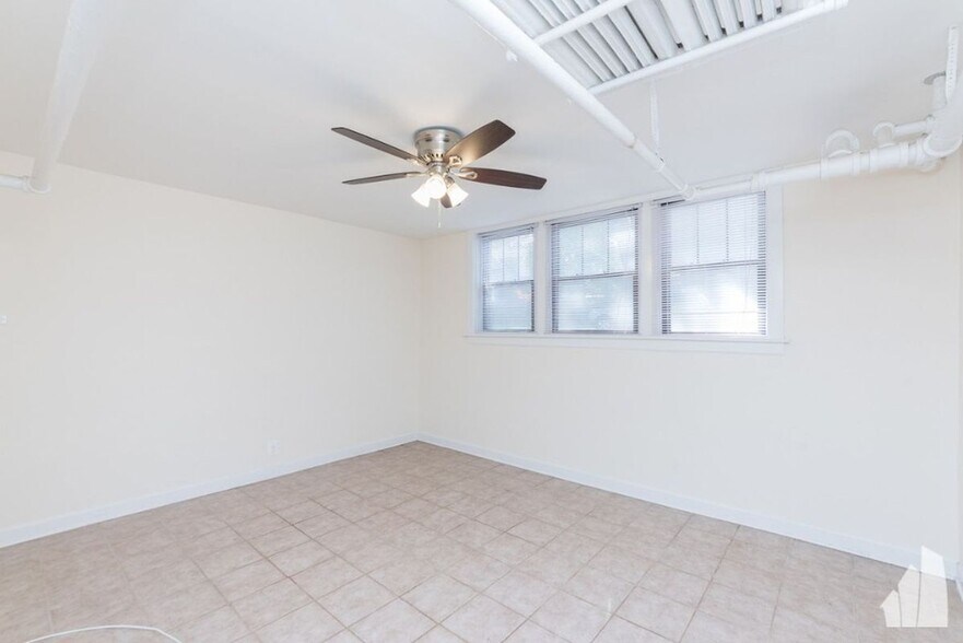 Building Photo - 4951 N Oakley Ave