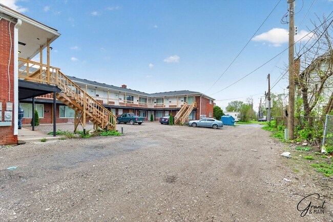 Building Photo - $995 - $1200 - Spacious 1 bedroom Apartments