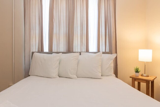 Building Photo - 3912 Crestview Dr