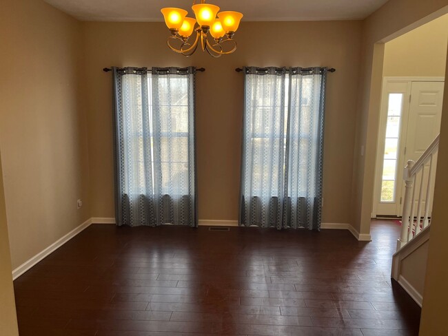 Building Photo - Modern and huge 4bed/2.5bath home availabl...