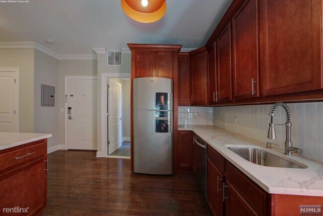 Building Photo - 2 br, 1 bath  - 763 Montgomery St
