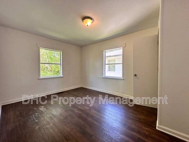 Building Photo - 2125 Larchwood Rd SW